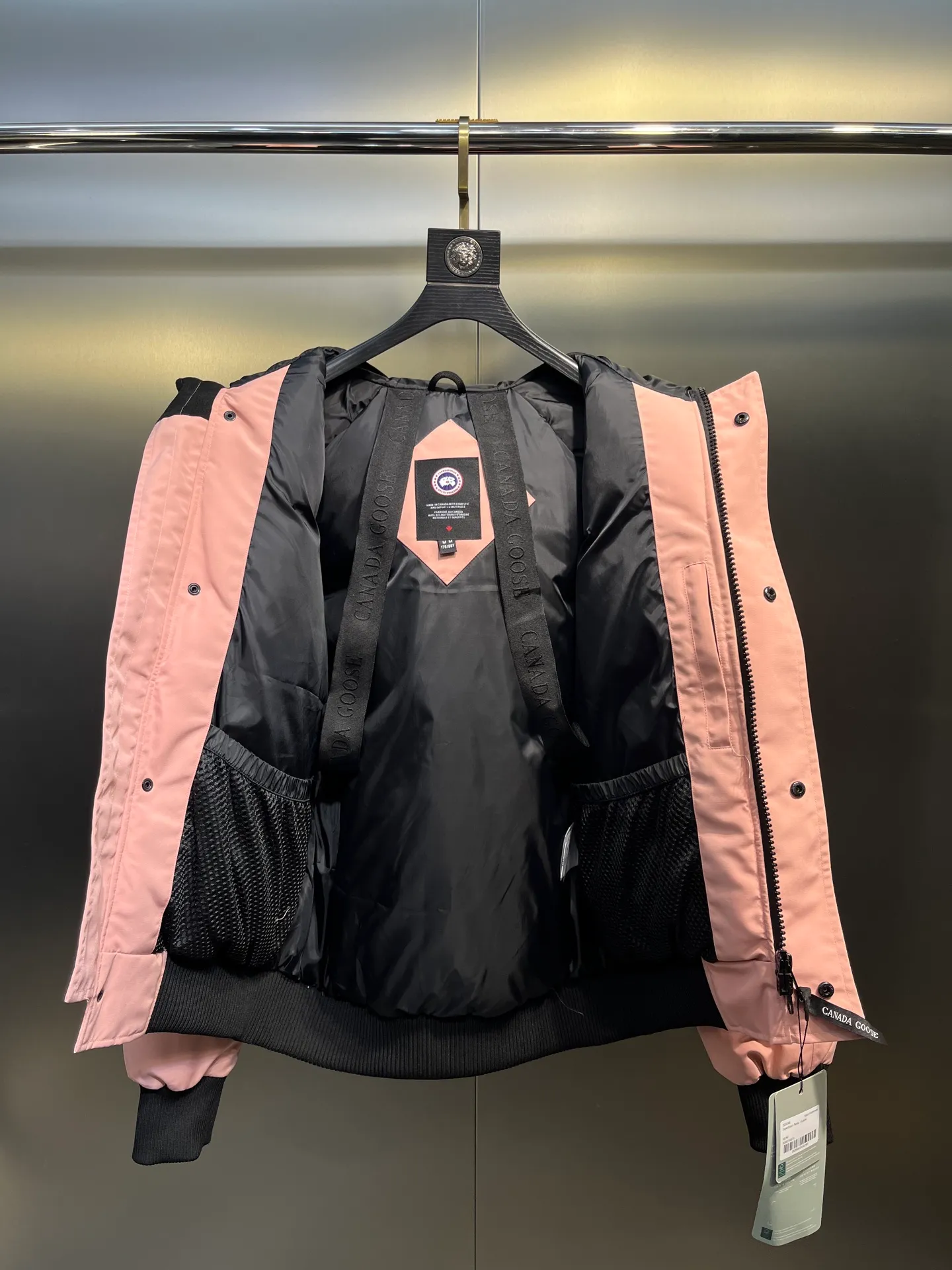 P720 high-end version (new version of Big Goose 01) Canada Goose Canada Goose #Chilliwack 7999M bomber jacket short down jacket/01 model #Men and Women Same Style# ➖ Genuine synchronous anti-counterfeiting chip sensor! ➖ Imported 21S polyester-cotton blended original fabric [last year’s 16S/18S hard fabrics have been completely eliminated, this year all use 21S genuine synchronous fabrics, the soft mid-strap feels delicate and textured], genuine synchronous Feather-Light 10D waterproof coating fabric, made of 84.5 polyester fiber and 15.5 cotton, 100% the best feel in the entire network! ➖ The genuine official website is synchronized with the national standard 80 white duck down, you can check the official website customer service, there will never be a series of misleading claims such as 90 down or goose down! ➖ Using the best nylon lining with double double-layer sealing design, velvet-proof No. 7 needle + grid-filled down ready-made garments, there is 100% no so-called velvet running! ➖ The cuffs are designed with thickened seamless threads, and the collar and pockets are lined with top-quality polar fleece to keep you warm and comfortable! ➖ Yoshida YKK provides original custom-made electroplated sliders. YKK two-way lockable zippers are tight and smooth and will not peel off paint! ➖ 3M composite guarantees that the Velcro is the same as the original, durable, and all accessories and hardware are custom-made! ➖ Imported BEHRINGER embroidery machine to customize the 10,000-needle embroidery logo, 98% of which can be reproduced to restore the original logo. You can check and compare on the official website! ➖ The fur collars are all made of large pieces of Western Canadian blue wolf hide, ensuring that each fur collar is 13-15cm wide!   Size:XS-XXL